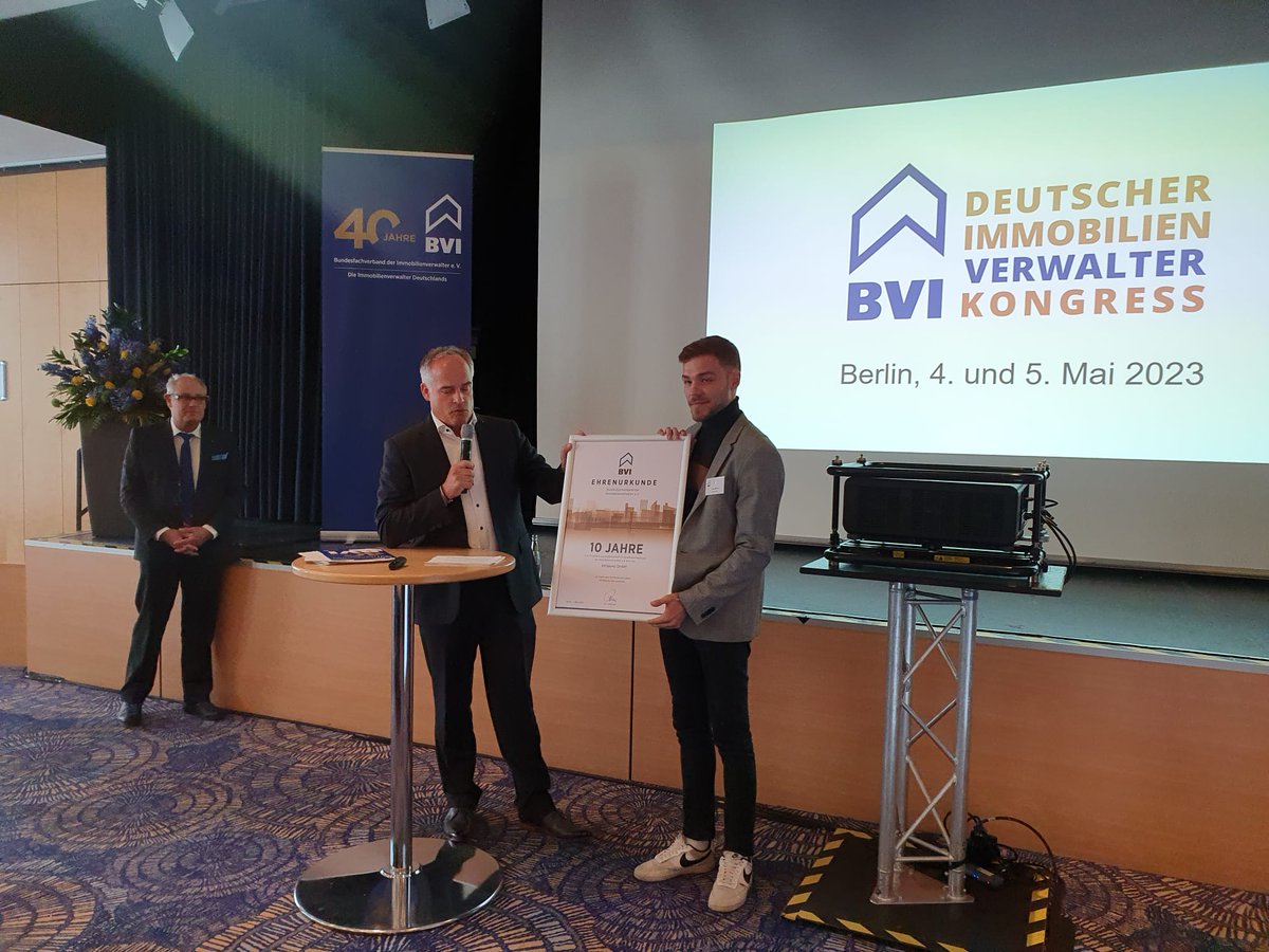 Großer Dank für die Treue: Auf dem #DIK2023 erhalten die GRUVA Grundverwaltung, die Hausbank München und Intratone Ehrenurkunden für ihre langjährige Mitgliedschaft im #BVI. #40JahreBVI #sovielmehrwert