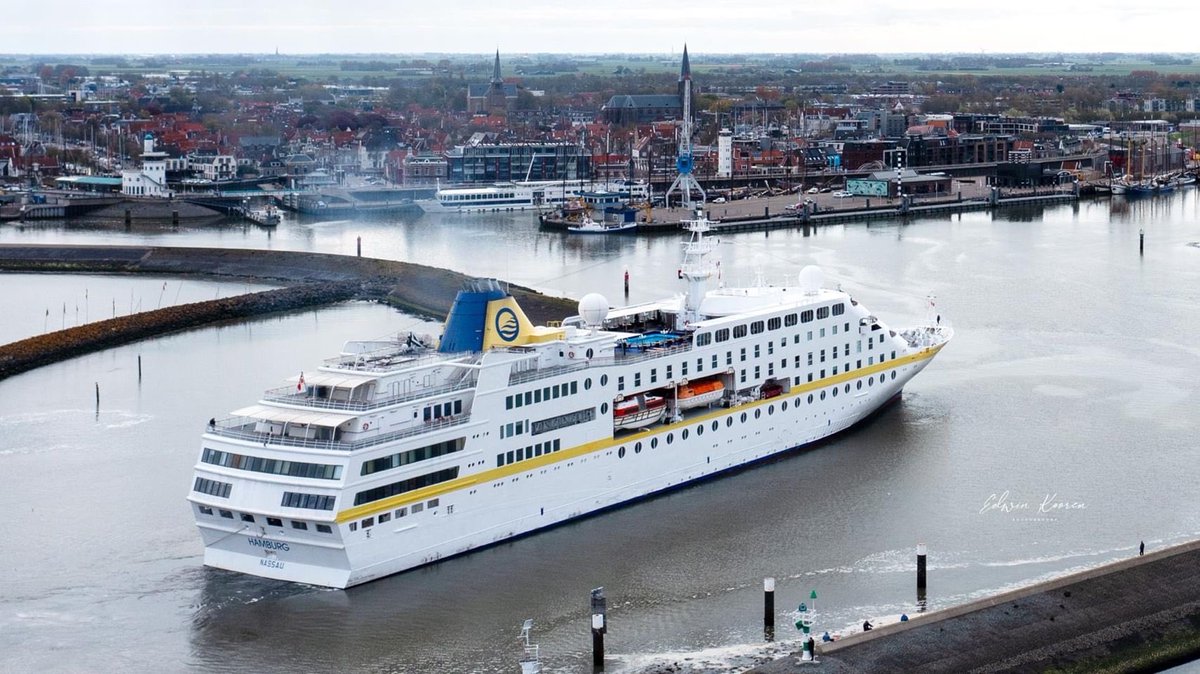 Binnen één week drie op een rij! Morgen verwacht <a href="/CruisePortHLG/">Cruise Port Harlingen</a> klein maar fijne luxe cruiseschip De M/V CLIO in de haven! Na morgen hopen we een  foto met Harlingen op de achtergrond te plaatsen! 

#harlingen #cruise #cruiseeurope #fryslân