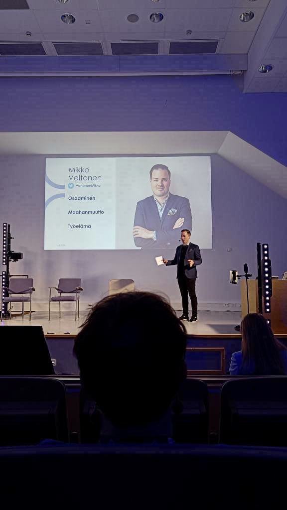 Amk-päivillä puhumassa lempiaiheestani eli maahanmuutosta! Osaajia tarvitaan Suomeen lisää. Ilman ei pärjätä. Työikäisen väestön määrä laskee koko ajan. Eli terveiset säätytalolle: kasvatetaan osaamiseen perustuvaa maahanmuuttoa! #AMKpäivät #maahanmuutto #osaaminen #osaajapula