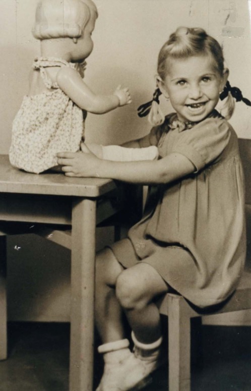 AuschwitzMuseum's tweet image. 4 May 1935 | A Hungarian Jewish girl, Evike Goldenberg, was born.

In 1944 she was deported to #Auschwitz and murdered in a gas chamber.