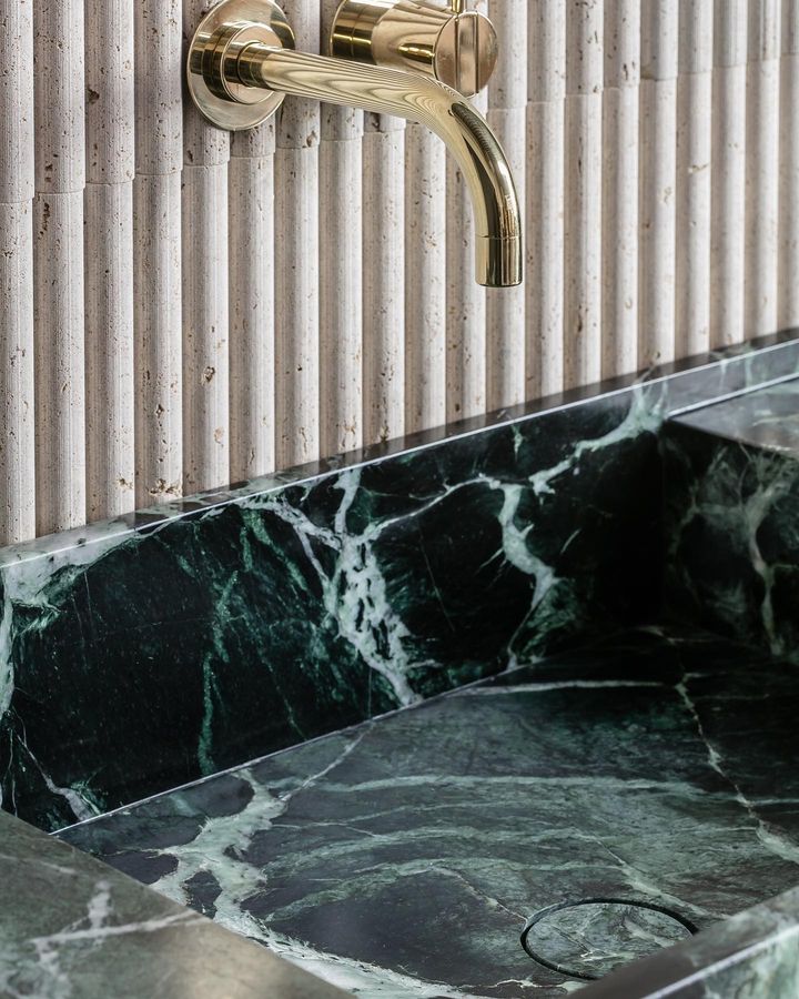 findsurfacesltd's tweet photo. Step into a fantastic piece of engineering and eye-catching Marble – experience true luxurious beauty with each action taken in the glorious Kitchen 🙌 Excellent design work by @il_granito collection
#findsurfaces https://t.co/Debjlrjtwi