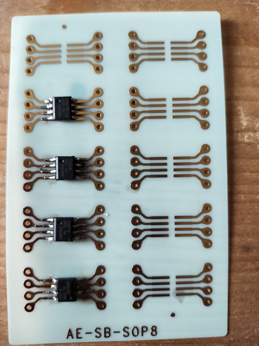 Drkitty13's tweet image. ＧＷに やること

① ICの半田付け

ちょっと、半田多めですね。

まだまだ、続くよこの作業(笑)
大量生産中

#半田
#半田付け

#ATtiny