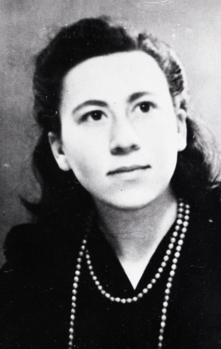 Truus van Lier was een verzetstrijdster tijdens de #TweedeWereldoorlog. Ze vond onderduikadressen, was koerier, verspreidde illegale kranten en leverde wapens. Na een moordaanslag op een NSB-politiecommissaris werd ze gefusilleerd: ow.ly/XAFT50NON1q

#vezet #verzetsvrouwen