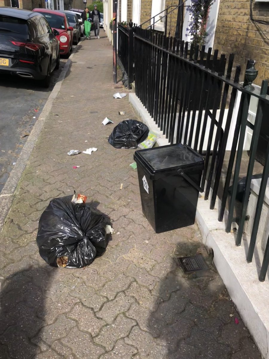 nmkd_LDN's tweet photo. @Royal_Greenwich Streets of Greenwich paved with filth. Again. Why do we have to report missed collections every single week? @MrOkereke @aidanmasmith @Royal_Greenwich #greenwich https://t.co/dUdg1MgOtq