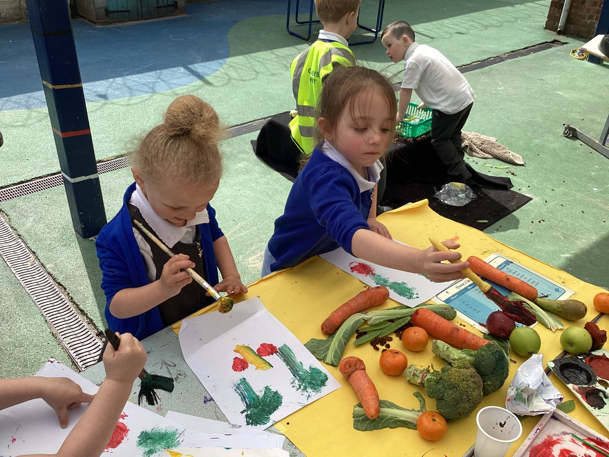 GSPSReception's tweet photo. We took inspiration from the artist Giuseppe Arcimboldo and his fruit portraits to make our own fruit faces. Great teamwork choosing where to place the fruit. 🍎🍌🍊🍇🍐#GSPSArt #GSPSPSHE #GSPSEYFS @GwladysStPrim 🦋🐞 https://t.co/NspSg6fmW2