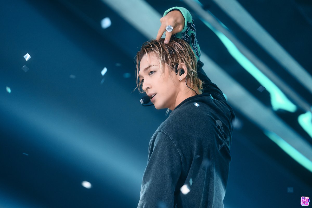 inga_sbs's tweet photo. 📸230430 인기가요 #현장포토

👑갓태양👑 등장과 동시에 인가는🤔
하늘에 해가 두 개☀️☀️ 뜬 줄 알았어요
인기가요를 콘서트장으로 만들어버리는
킹영배 존재만으로 눈부시ㄷr..✨✨✨

MORE🔗https://t.co/eGpfFEqEVl

#인기가요 #inkigayo #태양 #TAEYANG #슝 #Shoong #나의마음에 @Realtaeyang https://t.co/m0Mb17T4vW
