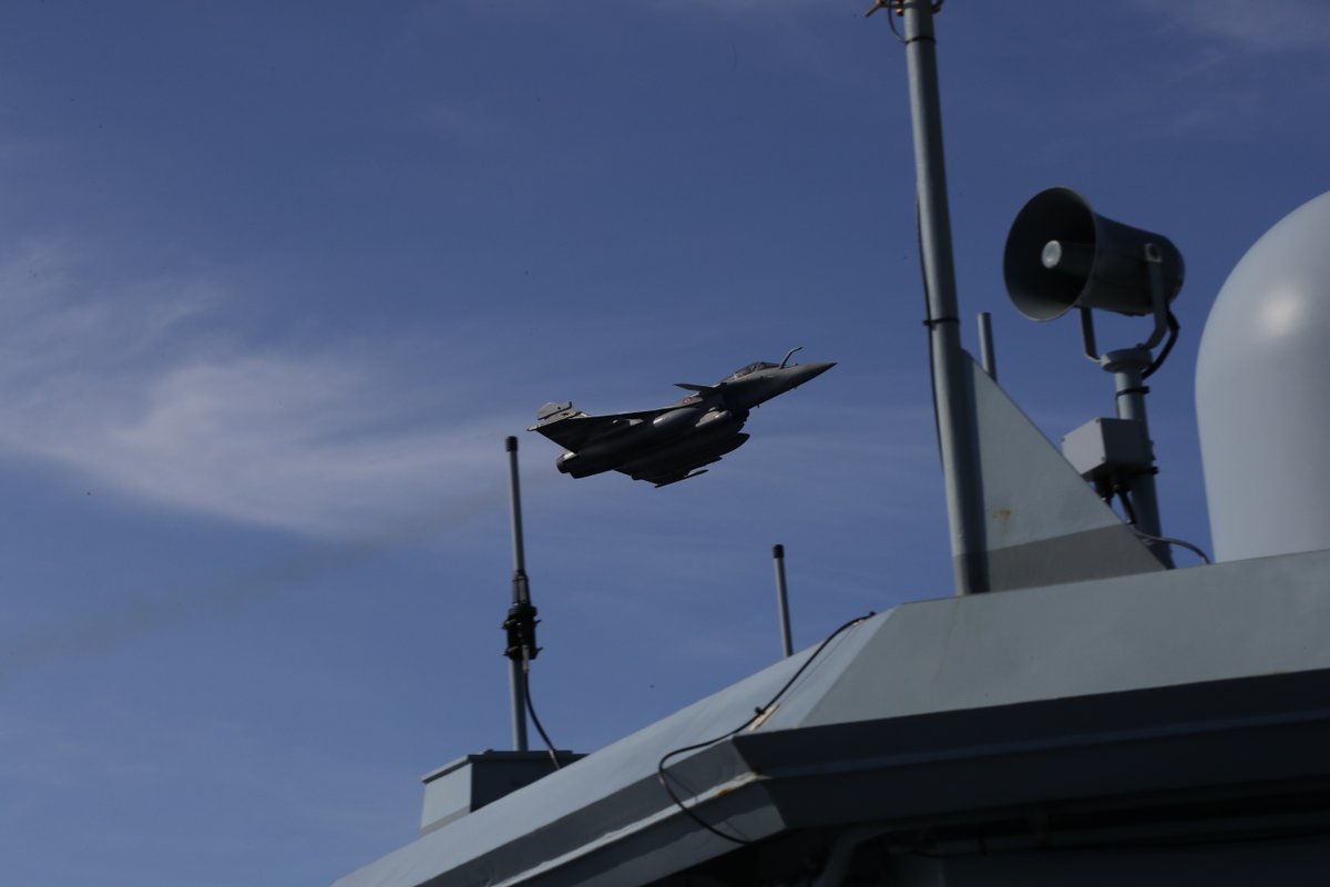 deutschemarine's tweet photo. Landungsübung #HEMEX ORION 2023
Die #Fregatte Sachsen übte in den vergangen Wochen im multinationalen @NATO-Verband die Verteidigung befreundeter Schiffe.
Neben 🇫🇷 und 🇩🇪 beteiligten sich 🇬🇷 🇳🇱 🇪🇸 🇺🇸 🇮🇹 🇬🇧 an dem Manöver.
#StrongerTogether
Mehr 👇
https://t.co/9EWcDqtmaY https://t.co/6WgMwV2q43