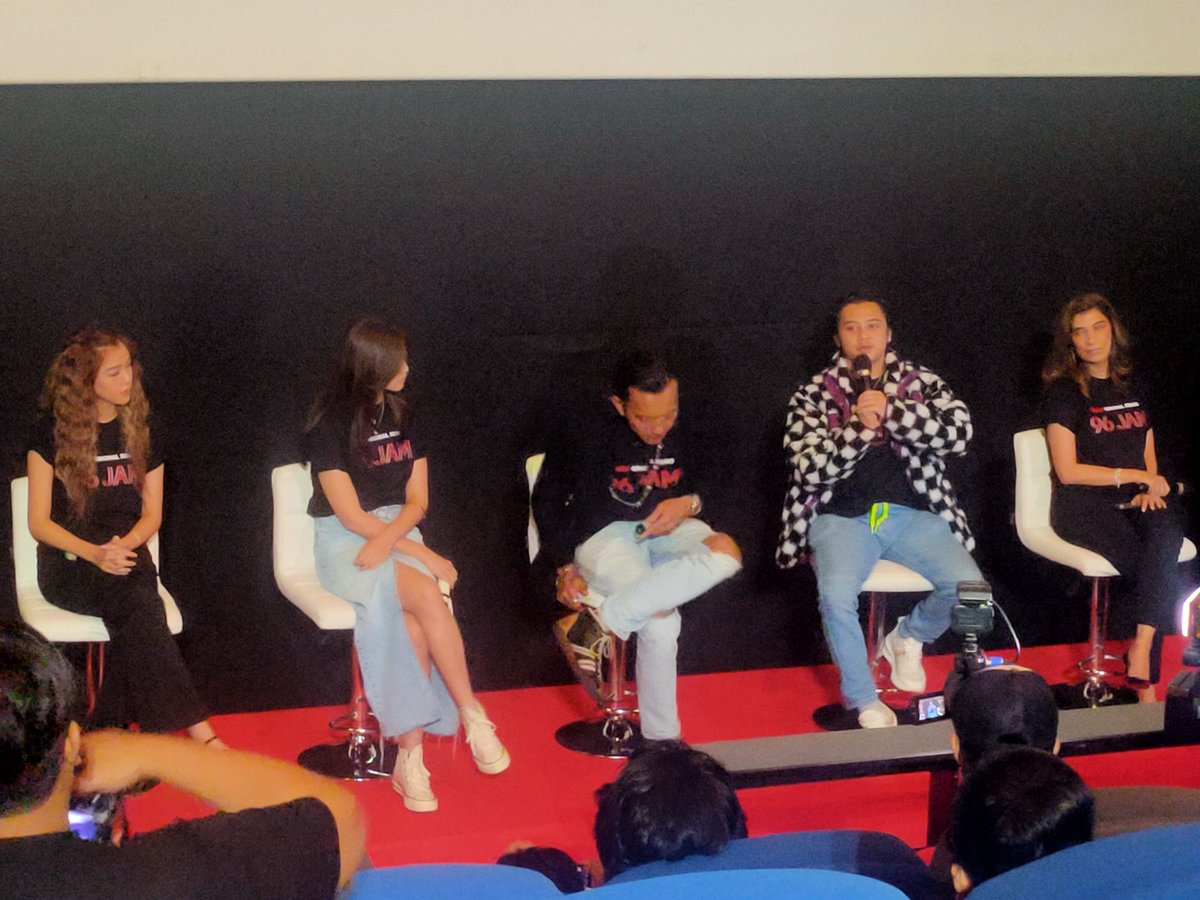 Nontoners's tweet photo. Habis nonton eps 1 langsung ikut press conference bareng cast & filmmakernya. Seruuuu! Bastian kocak beuttt pas prescon ๐
#96Jam bisa distreaming hanya di @vidio mulai 6 Mei langsung 3 episode dan 2 episode awalnya gratis yaaa. https://t.co/u1PHJ3fxu4