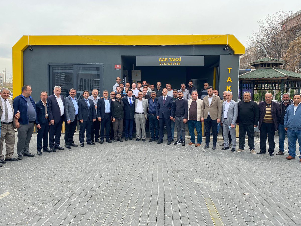 Fatih__Bildik's tweet photo. Milletvekili adayımız Sn. @OsmanGokcek_, Yönetim Kurulu Üyelerimiz, Gençlik Kolları Başkanımız ve Meclis Üyelerimiz ile birlikte;

Tren garında hizmet veren Gar Taksi Durağına ziyarette bulunarak taksici kardeşlerimizle sohbet edip hayırlı işler diledik..

#KalbimizAltındağ 
#SKMGünlüğü 

@akaltindag