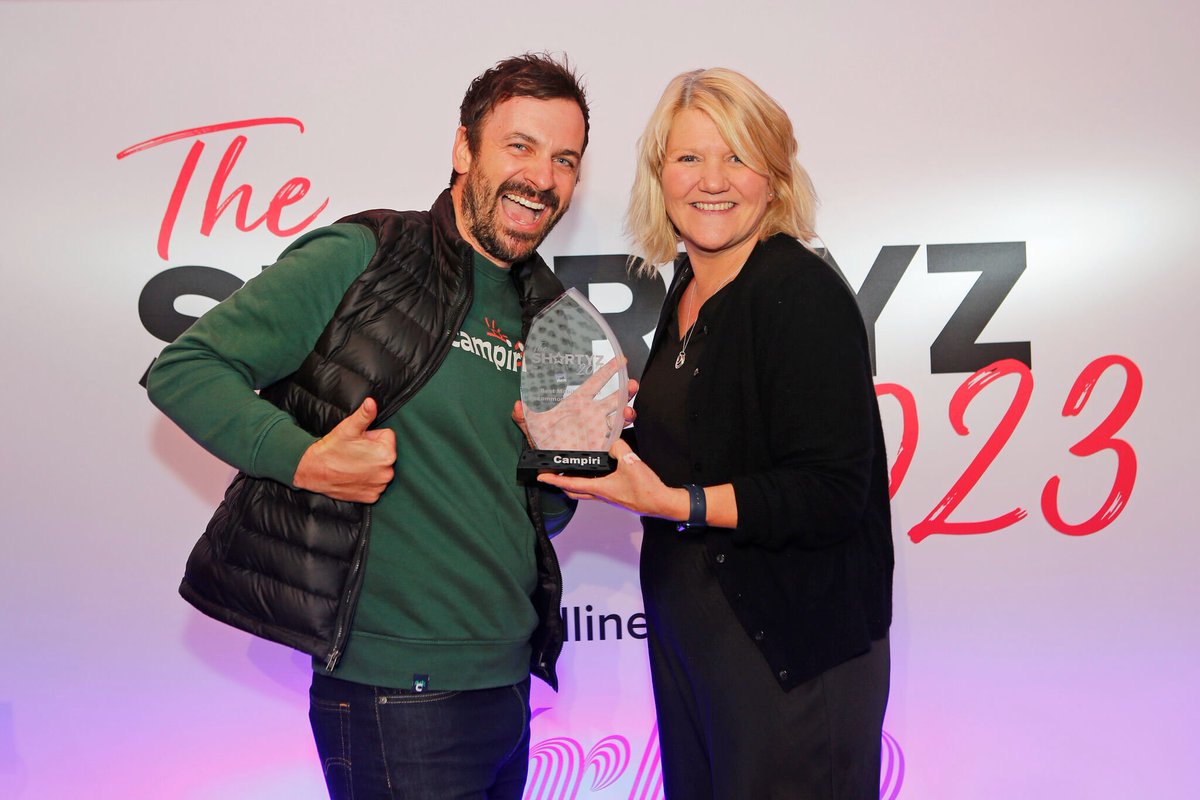 Takhle vypadá radost! Minulý týden jsme uspěli na #TheShortyz, kde jsme zvítězili v kategorii „Best mobile rental accommodation company“. Těší nás to o to více, že jsme byli oceněni zahraniční porotou jako jediný startup z ČR. 

Moc díky všem, kteří se na úspěchu Campiri podílí.