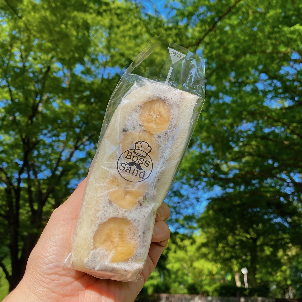 seifu_35onore's tweet photo. 名古屋城の西側の遊覧船乗り場の近くに焼き芋の自販機があって
何年か前に買ったことがある
そこに時々お店が開いているので
何を売ってるのかずっと気になってた
フルーツサンドのお店でした🍓🍌
#tonoimo #パン活 #フルーツサンド
#己書 #成風己書道場 #成風 #筆ペン
#筆文字 #筆ペンアート https://t.co/A2ysPspkKi