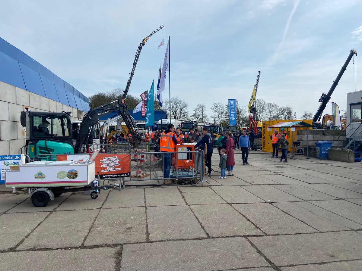 GenpowerBV's tweet photo. Machinistenkampioenschap, een evenement dat wordt georganiseerd om de groen-, grond- en infrasector te promoten onder jong en oud. Onze batterijpack was te bewonderen tijdens dit event. #machinistenkampioenschap r #batterijpack https://t.co/A1HmzD6RU3