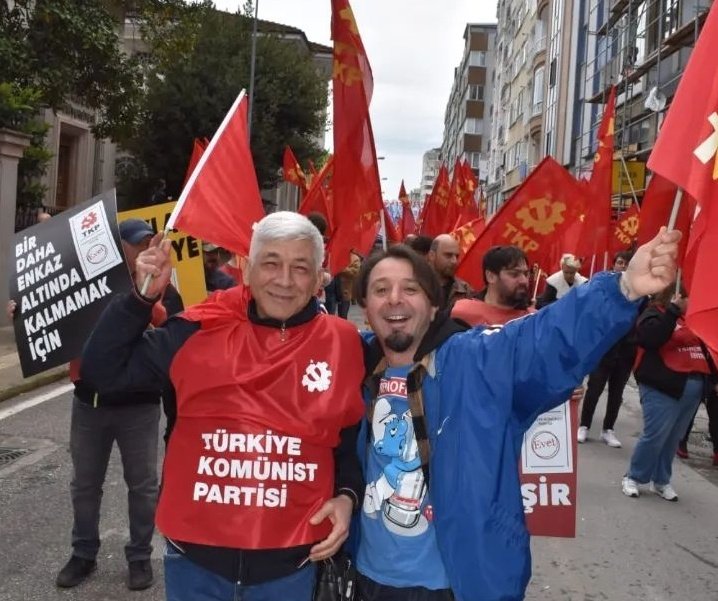 AliUsumezgezer's tweet photo. "Emperyalizme karşı bağımsızlıktan yanayız. ABD'si AB'si, hiçbiri; bizim yanımızdan geçemez. NATO'dan çıkacağız, üslere el koyacağız. Yabancı askerleri ülkemizden şutlayacağız." 
(TKP Samsun Milletvekili Adayı @AdemAykan_ )
Samsun'da da #OylarTKPye 
#TKPGelirHerŞeyDeğişir https://t.co/ID3r2lN9HC
