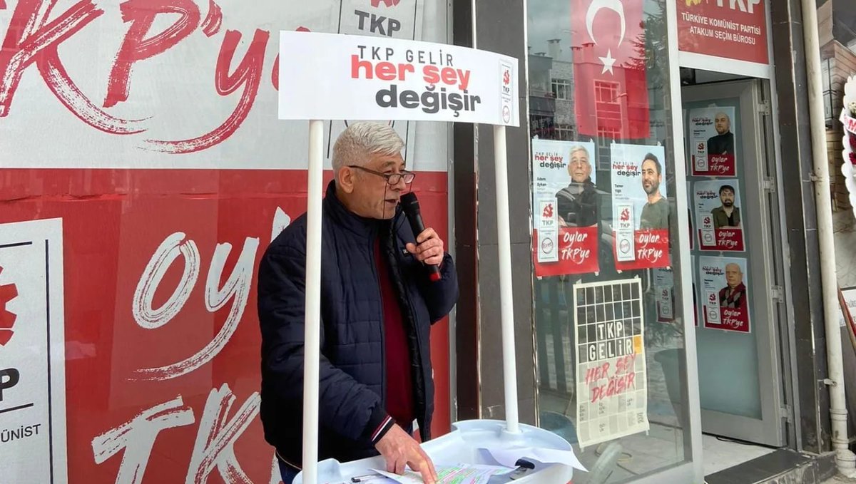 AliUsumezgezer's tweet photo. "Emperyalizme karşı bağımsızlıktan yanayız. ABD'si AB'si, hiçbiri; bizim yanımızdan geçemez. NATO'dan çıkacağız, üslere el koyacağız. Yabancı askerleri ülkemizden şutlayacağız." 
(TKP Samsun Milletvekili Adayı @AdemAykan_ )
Samsun'da da #OylarTKPye 
#TKPGelirHerŞeyDeğişir https://t.co/ID3r2lN9HC
