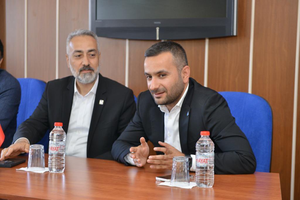 Devakirsehir's tweet photo. Millet ittifakı olarak saha çalışmalarımızı büyük bir inançla sürdürmekteyiz,milletvekili adayımızla STK ve esnaflarımızı ziyaret ediyoruz. @devapartisi @alibabacan @MetinATABEY4 https://t.co/PbOsWXuELm