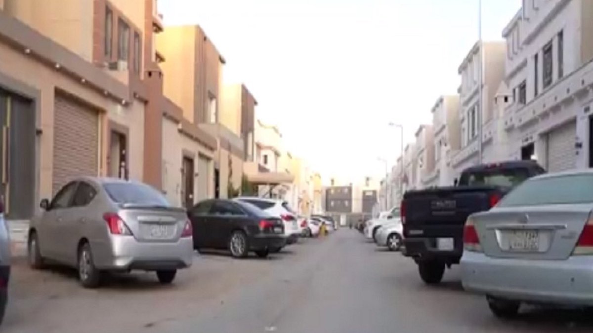 arac433's tweet photo. كلُلُّ الشَّوارعُ داخل الأحياء (إسفلتا أسودًا) للسيارات!!

السيَّارات تقف (ملاصقة) للجدران.!!

إن وضع رصيفٌ للمشاة فكلُّه (مداخل ) الكراجات أو درجٌ لأبواب المنازل!!
وبجانبها تقف السيارات!!

فأين جودة الحياة ؟!

كيف يمكن أن يمشي الناس في هذه الشَّوارعُ ؟!
الجواب : لايمكن!!

الحل المقترح:
ممرَّ خلف المنازل للمشاة (مع المحافظة على النسبة المقررة من المخطط للشوارع)..
ويتم تشجير هذا الممر ..ويسقى من المياه الرمادية لكل منزل!!
ليصبح ممرًا مفصولًا عن حركة السيارات ويصل للمساجد والمدارس ولرياضة المشي!!