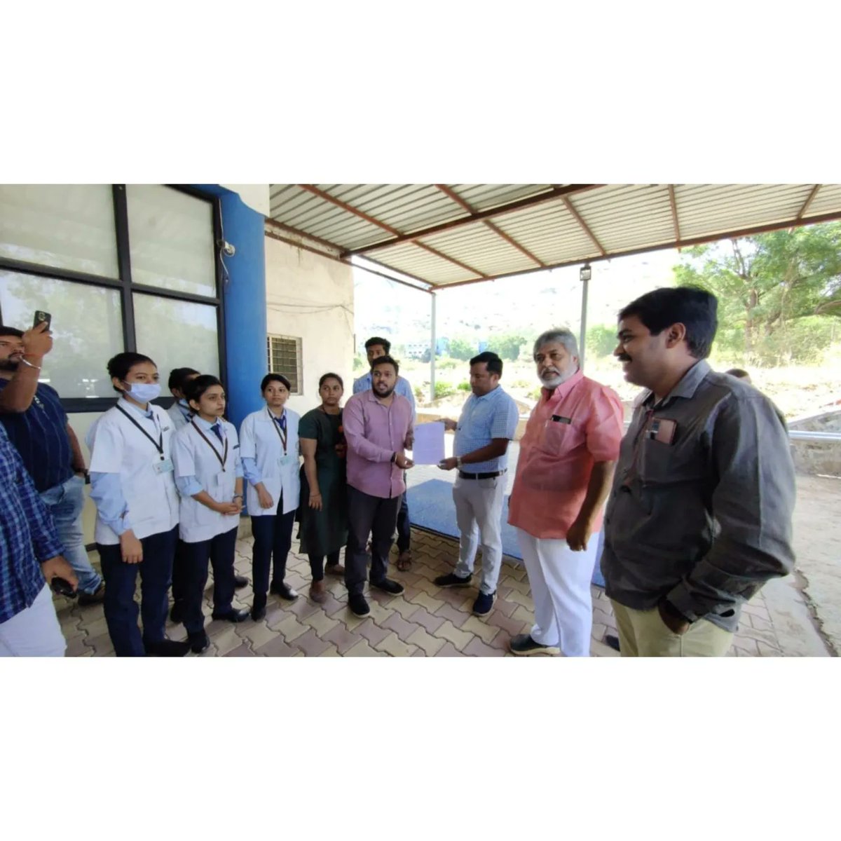 Amoghvaani's tweet photo. महालक्ष्मी होमिओपॅथी मेडिकल कॉलेज, सातारा येथे विद्यार्थ्यांच्या विविध समस्यांबाबत @abvpsatara शाखेच्या वतीने तीव्र आंदोलन करण्यात आले. यावेळी प्रदेश सहमंत्री @Amoghvaani उपस्थित होते.

#JusticeForMHMCStudents
 @AnkitaPawar05 @AHThombare https://t.co/Boq6dMhQG0