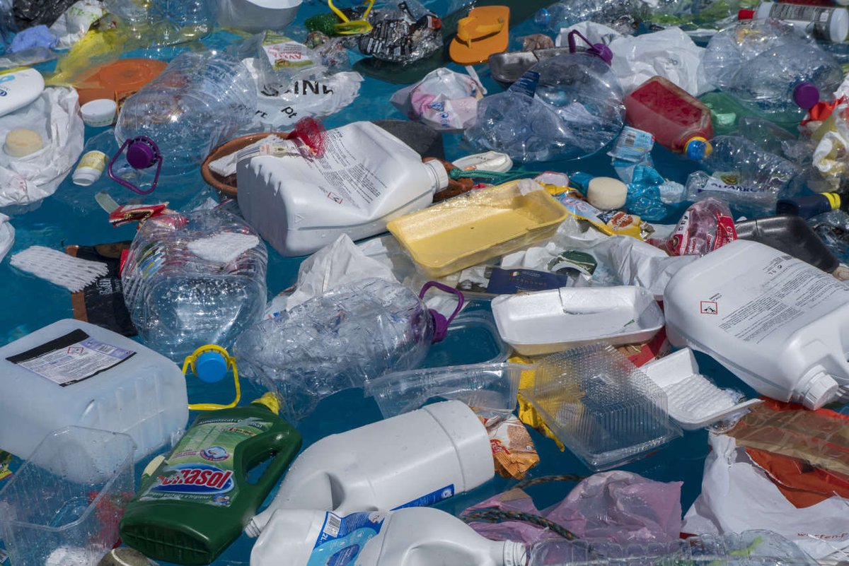 ElginAngelo's tweet image. Chaque année, des millions de tonnes de déchets plastiques polluent notre planète, causant des dommages irréparables à notre environnement. Il est temps d'agir maintenant avant qu'il ne soit trop tard #StopPlasticPollution #Environnement 🌍🚯