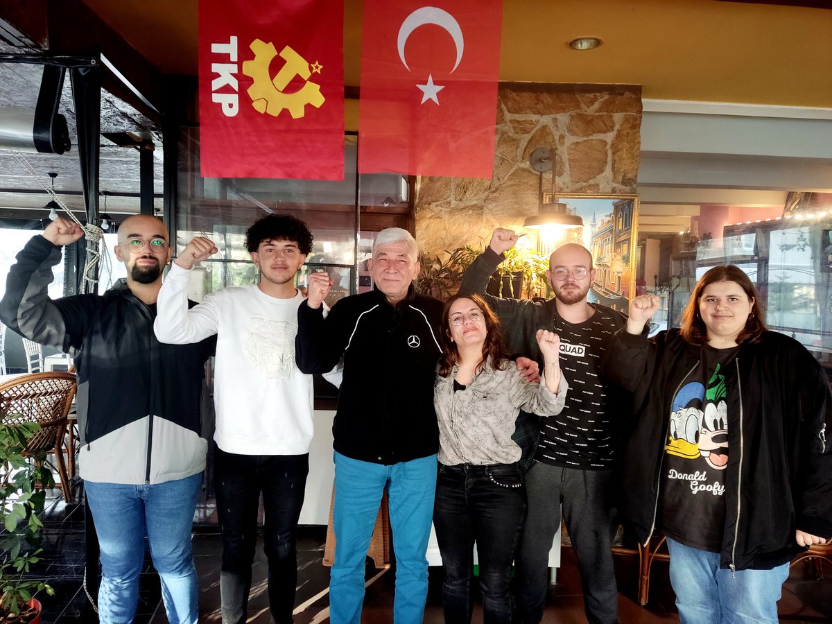 AliUsumezgezer's tweet photo. "Emperyalizme karşı bağımsızlıktan yanayız. ABD'si AB'si, hiçbiri; bizim yanımızdan geçemez. NATO'dan çıkacağız, üslere el koyacağız. Yabancı askerleri ülkemizden şutlayacağız." 
(TKP Samsun Milletvekili Adayı @AdemAykan_ )
Samsun'da da #OylarTKPye 
#TKPGelirHerŞeyDeğişir https://t.co/ID3r2lN9HC