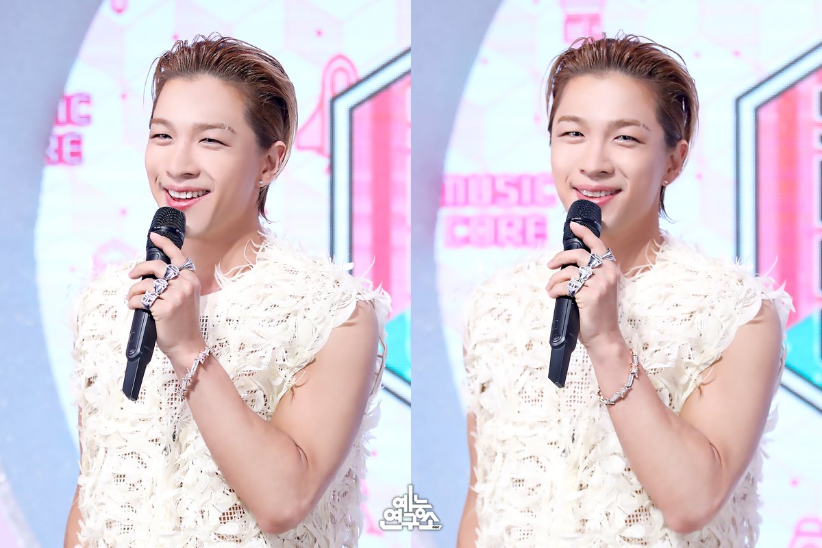 MBC_entertain's tweet photo. 우리의 영원한 태양☀ 븨앞들 삶에 길이 돼 주오...👑
영배 마음에 완전히 안착🌻💛✨

📷 ☞ https://t.co/HKgNFWLh4X

230429 #쇼음악중심 #음중 #태양 #TAEYANG #빅뱅 #BIGBANG #나의마음에 #Seed @Realtaeyang https://t.co/gPxMjbEEMI