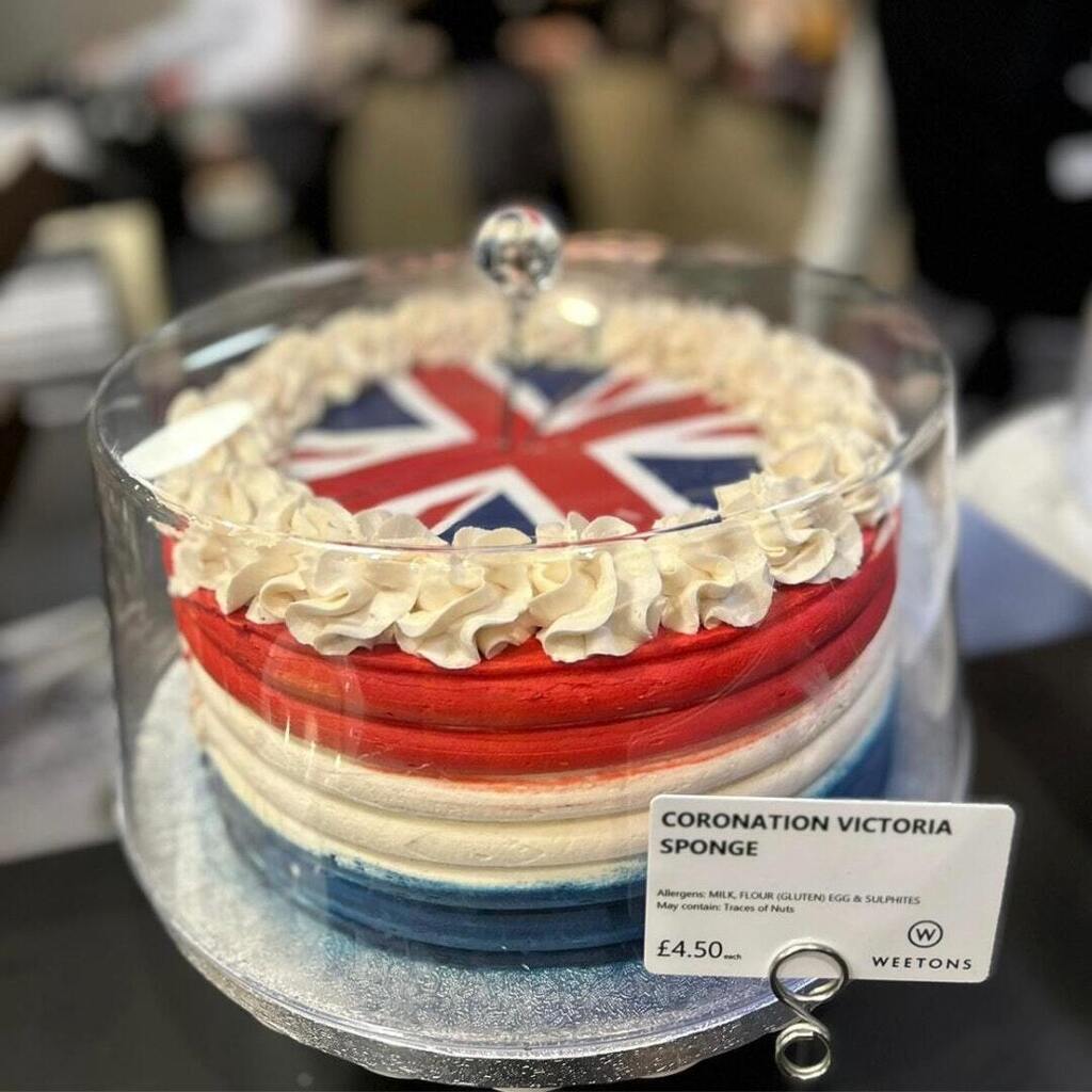 Coronation Victoria Sponge 😍 

Enjoy a slice of what's to come this weekend 🍰

📍 Harrogate

#harrogate #harrogatelife #harrogateindependent #harrogatebusiness #harrogatelifestyle #kingscoronation #afternoontea #bankholidayuk #streetparty #kingscorona… instagr.am/p/Cr0L6EjN7GX/