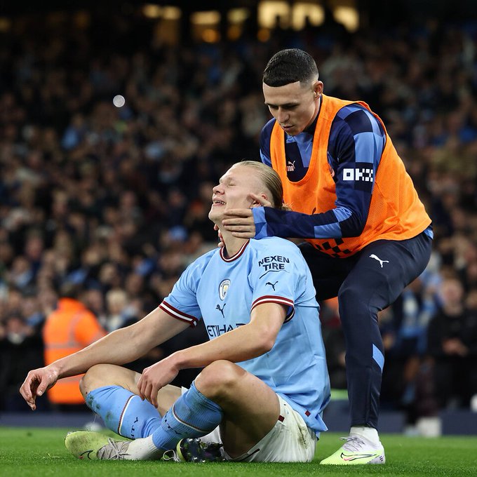 Phil Foden, Erling Haaland'ın insan olup olmadığını kontrol ediyor.