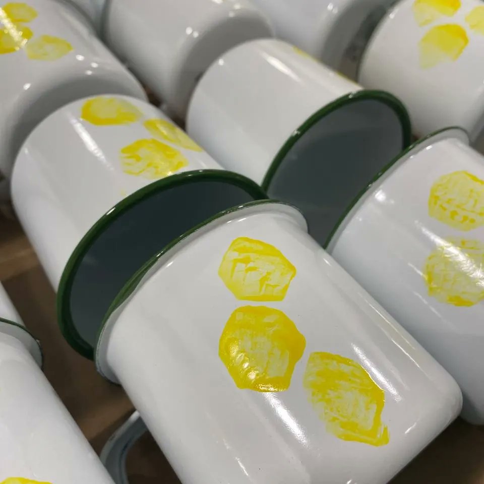 csalvariza's tweet photo. Puxémonos creativas para que na foliada do 6 de maio non vos falten canecas! 💛 https://t.co/EV7i2ND35E