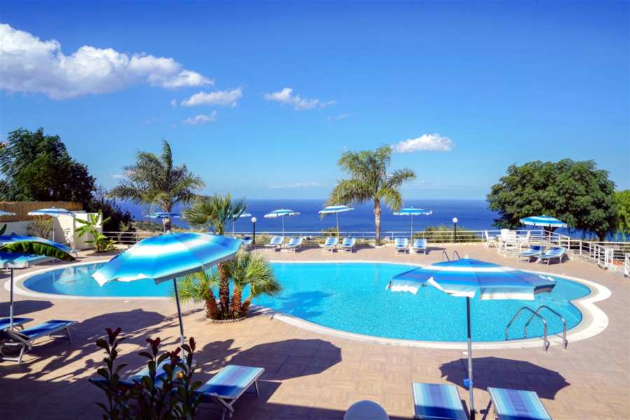tropeabiz's tweet photo. Offerta in formula residence e hotel al Villaggio Santa Monica a Capo Vaticano - https://t.co/xom2ZjW7sW https://t.co/vIGbT1W1yi