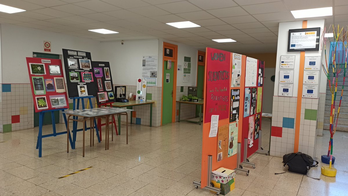 ies_villajunco's tweet photo. Durante esta semana estamos celebrando en nuestro IES la I Semana de la Ciencia. Las actividades llevadas a cabo van desde una exposición permanente en el vestíbulo, hasta salidas del centro durante el recreo, prácticas de laboratorio o entrevistas a científicos #iesvillajunco https://t.co/z7zoYmuGua
