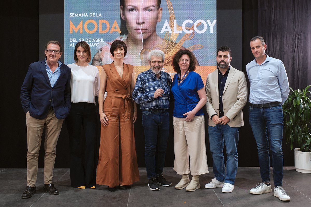 aitex_es's tweet photo. 🤩#Alcoy recibió ayer al prestigioso modista #LorenzoCaprile, que dio una conferencia sobre el origen de la #modadeautor, con datos y curiosidades sobre los primeros diseñadores y sus estilos y siempre con la #moda como protagonista.
Actividad organizada por @easdalcoi. https://t.co/ZMXzAV6fdb