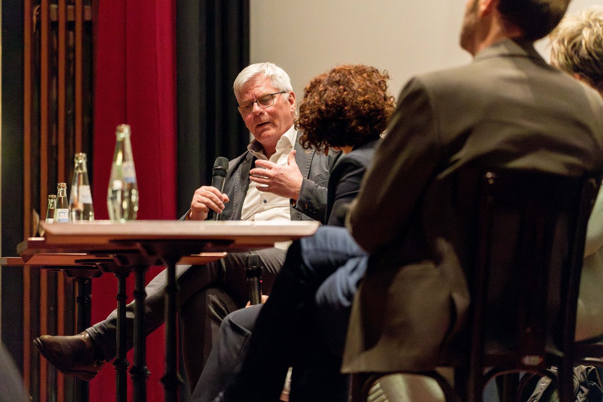 DJV_NRW's tweet photo. 120 Medienschaffende und Interessierte zu Gast in #Gelsenkirchen: WikiLeaks-Chef Kristinn Hrafnsson, #Monitor-Leiter Georg Restle und unsere Landesvorsitzende Andrea Hansen diskutierten am #TagDerPressefreiheit [1]

📸André Przybyl
@WDR @georgrestle @KristinnHrafn @FreeAssange_eu https://t.co/7P3a7BLfuR