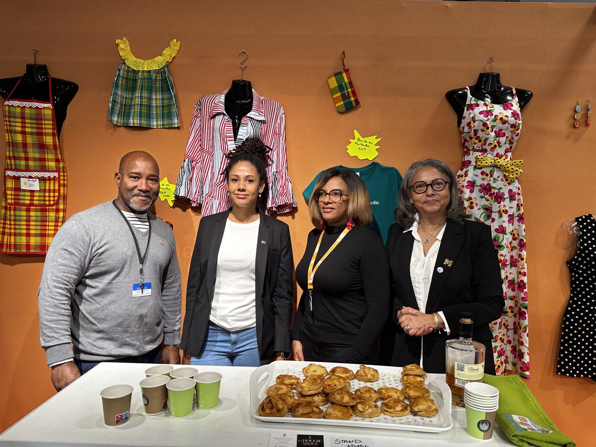 En présence de la Présidente du#CMT à la foire de Paris les entreprises@D’autres Saveurs et la <a href="/Conserverie/">Au Bec Fin</a> Créole sur l îlot Martinique (Prefecture de Martinique#CTM#CCIM )