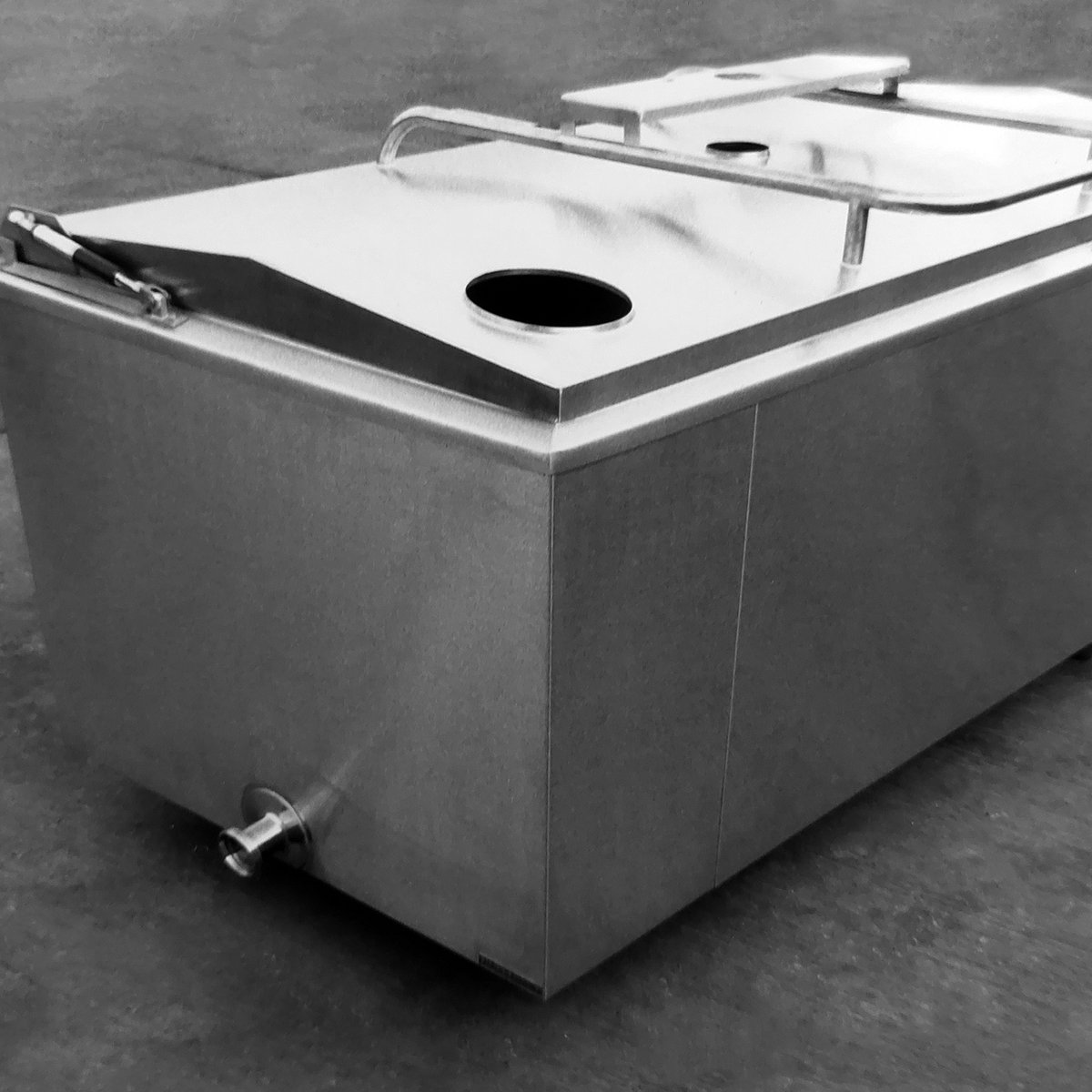 Classic milk cooling vessels for this week's #throwbackthursday.

Our range of milk cooling systems has always set out to offer the dairy farmer the ultimate technology to complete dairy farming tasks to optimum efficiency.

#throwback #tbt #fabdec #bulkmilktank #teamdairy #ukmfg