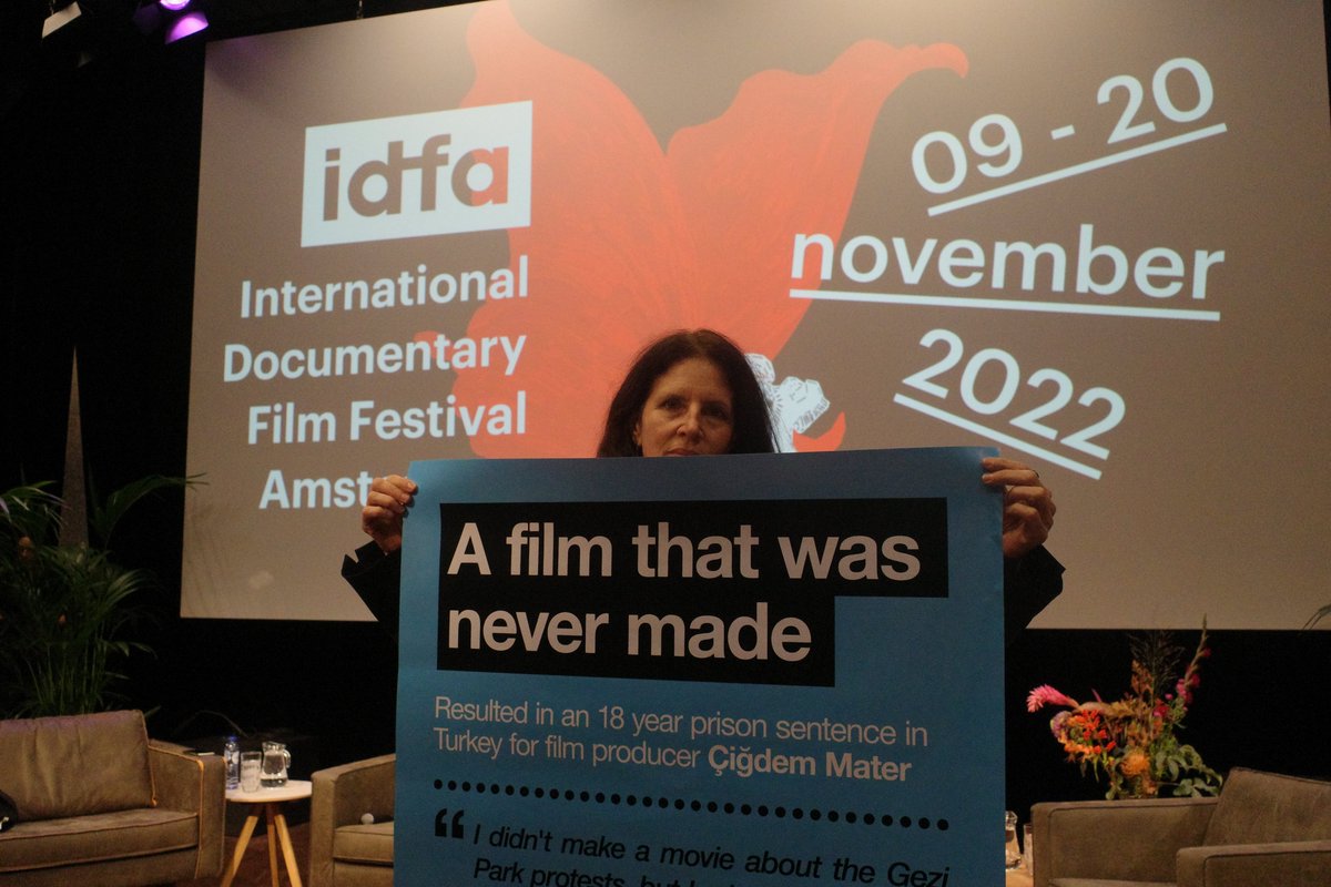 altyazifasikul's tweet photo. Two filmmakers from Turkey, Çiğdem Mater and Mine Özerden, have been held in Bakırköy Prison in Istanbul, for more than a year. 
This video tells the story behind the poster: 
"A Film That Was Never Made" resulted in an 18 year prison sentence in Turkey.
https://t.co/lWiUanpLY3 https://t.co/cRJVbhKH1Y