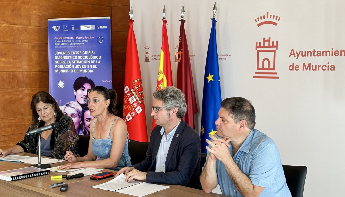 AytoMurcia's tweet photo. 📝El Ayuntamiento presenta el estudio ‘Jóvenes entre crisis: diagnóstico sociológico sobre la situación de la población joven en el municipio de Murcia’.

👩‍🎓Este informe ha sido elaborado por la @Sociologia_UMU dentro del Proyecto Europeo @ReAct_Europe.

ℹ️https://t.co/scZxvUSJDy https://t.co/mymgiOanv7