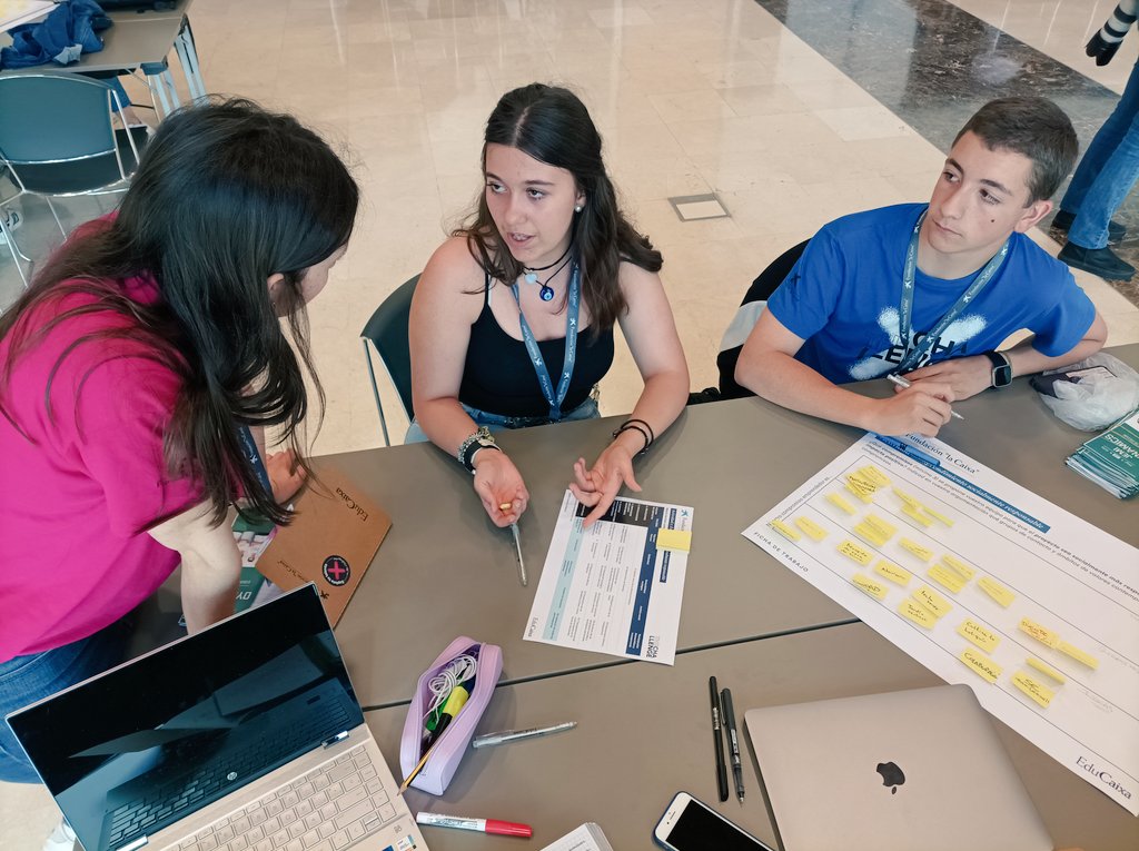 TinaNava's tweet photo. En el taller de Emprendimiento Socialmente responsable aprendemos a diferenciar entre el Impacto responsable y la finalidad social de nuestro proyecto, utilizando la Matriz del Bien Común. #OPORTunidad de mejorar nuestro proyecto. #TheChallengeByEduCaixa https://t.co/LgzvHDBAyM