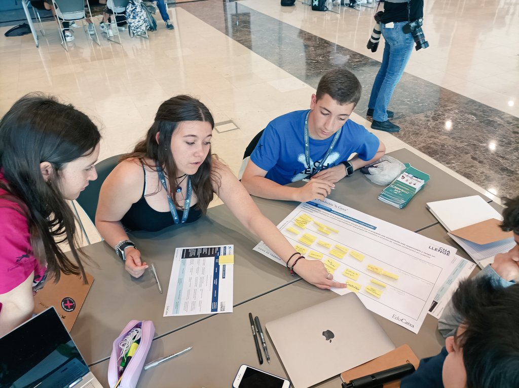 TinaNava's tweet photo. En el taller de Emprendimiento Socialmente responsable aprendemos a diferenciar entre el Impacto responsable y la finalidad social de nuestro proyecto, utilizando la Matriz del Bien Común. #OPORTunidad de mejorar nuestro proyecto. #TheChallengeByEduCaixa https://t.co/LgzvHDBAyM