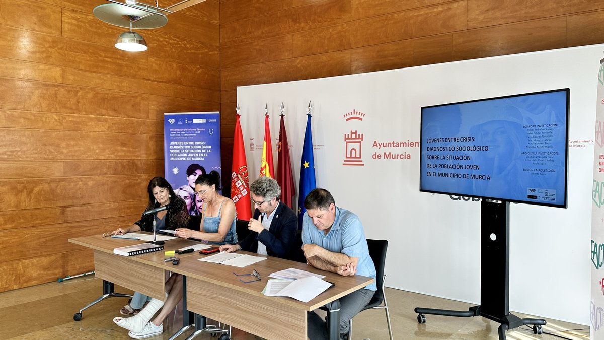 AytoMurcia's tweet photo. 📝El Ayuntamiento presenta el estudio ‘Jóvenes entre crisis: diagnóstico sociológico sobre la situación de la población joven en el municipio de Murcia’.

👩‍🎓Este informe ha sido elaborado por la @Sociologia_UMU dentro del Proyecto Europeo @ReAct_Europe.

ℹ️https://t.co/scZxvUSJDy https://t.co/mymgiOanv7