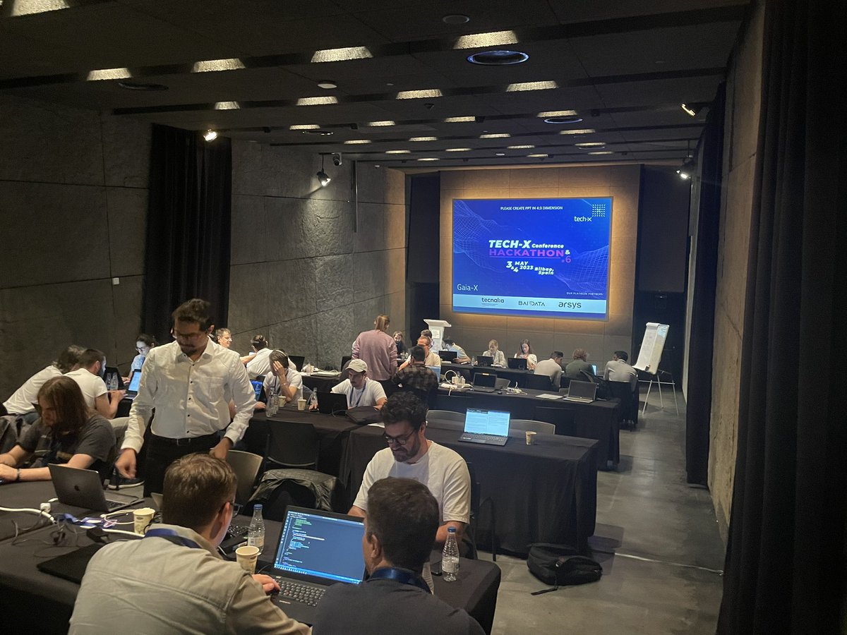 baidata_idsa's tweet photo. Después del café nos hemos pasado para ver a los equipos del #Hackathon seguir resolviendo sus retos.  #BAIDATA @sqsspain @Innovalia_group #scsn @TNO_nieuws  @arsys @tecnalia https://t.co/BCVMCRgaWz