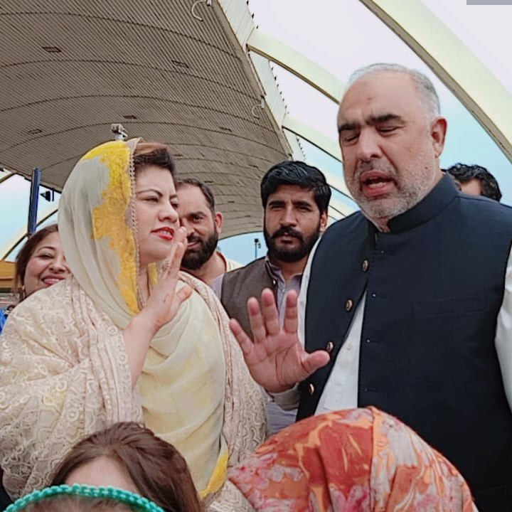 KanwalPTIUpdate's tweet photo. امپورٹڈ حکومت اپنے اوچھے ہتھکنڈوں سے باز آجائے ورنہ یہ عوام اپنے لیڈر کی حفاظت کرنا جانتی ہے!! 
#ڈٹ_کے_کھڑاہےاب_کپتان 
#عمران_خان_ہماری_ریڈ_لائن 
@KanwalMna 
@InsafTVPunjab 
@PTIofficial 
@ImranKhanPTI https://t.co/RhDR0NoUxs