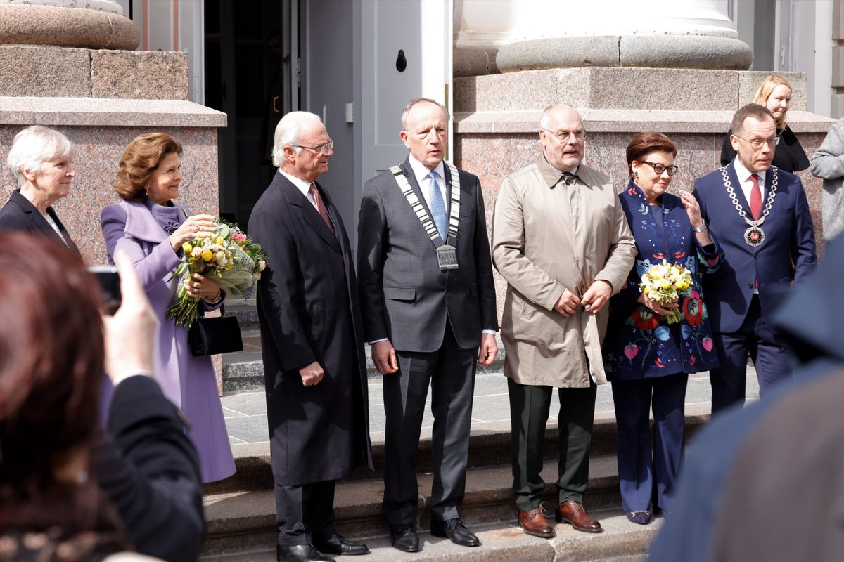 Royal visitors! King Carl XVI Gustaf and Queen Silvia of Sweden arrived to #unitartu! 👑