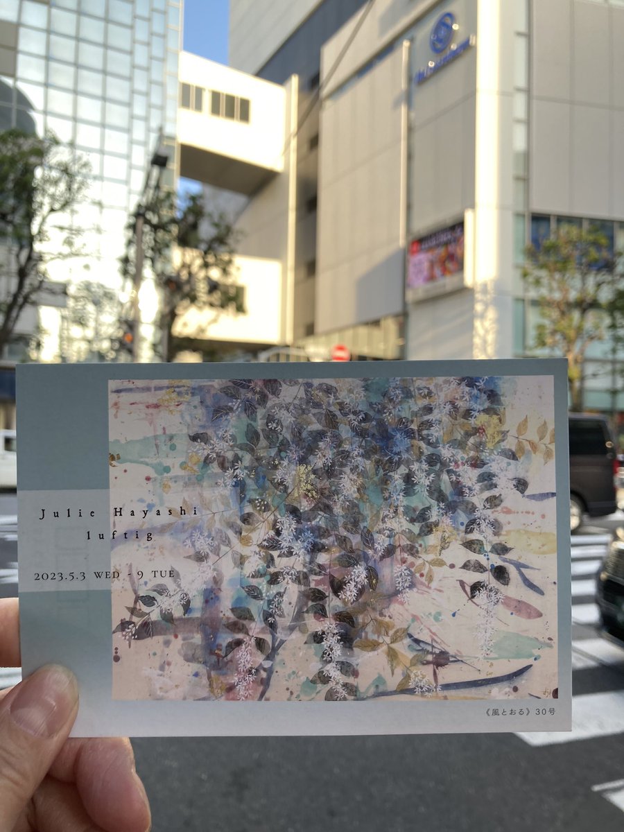 joyouslife0801k's tweet photo. 【演出】
デパートの画廊に絵を見にきました。作家の方にお話を聞くことができました。
#林樹里展
#luftig
余韻を味わうために屋上にきてみたら、きれいな月が上ってきました♪
すてきな演出🌕
神様ありがとうございます😊 https://t.co/seLKa5JZsd