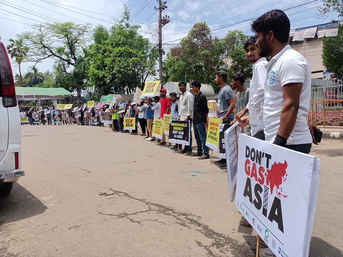 YouthNetGlobal's tweet photo. 🔥🌍 Say NO to #LNG! 🚫💨

 It's time to phase out this fossil fuel just like coal in Asia's green energy transition!

 Let's prioritize cleaner and sustainable energy sources for a better future! 🌞💚

 #DontGasAsia 
@AsianPeoplesMvt @ADB_HQ https://t.co/01Y9g1XHBV