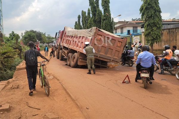 PHOTOS: A truck carrying gravel has sunk four of its rear tyres into a pothole on Eighth Street, Industrial Area, Kampala, disrupting traffic flow. Traffic officers are at the scene guiding motorists as they plan to free it.
#MonitorUpdates
#KampalaPotholeExhibition
📸: