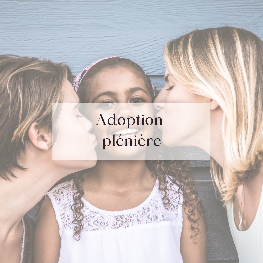 ✅ L'adoption plénière

L'adoption plénière met fin au lien de filiation existant entre l'enfant adopté et sa famille biologique. Les adoptants deviennent les parents légaux de l'enfant et ont les mêmes droits et obligations que des parents biologiques.