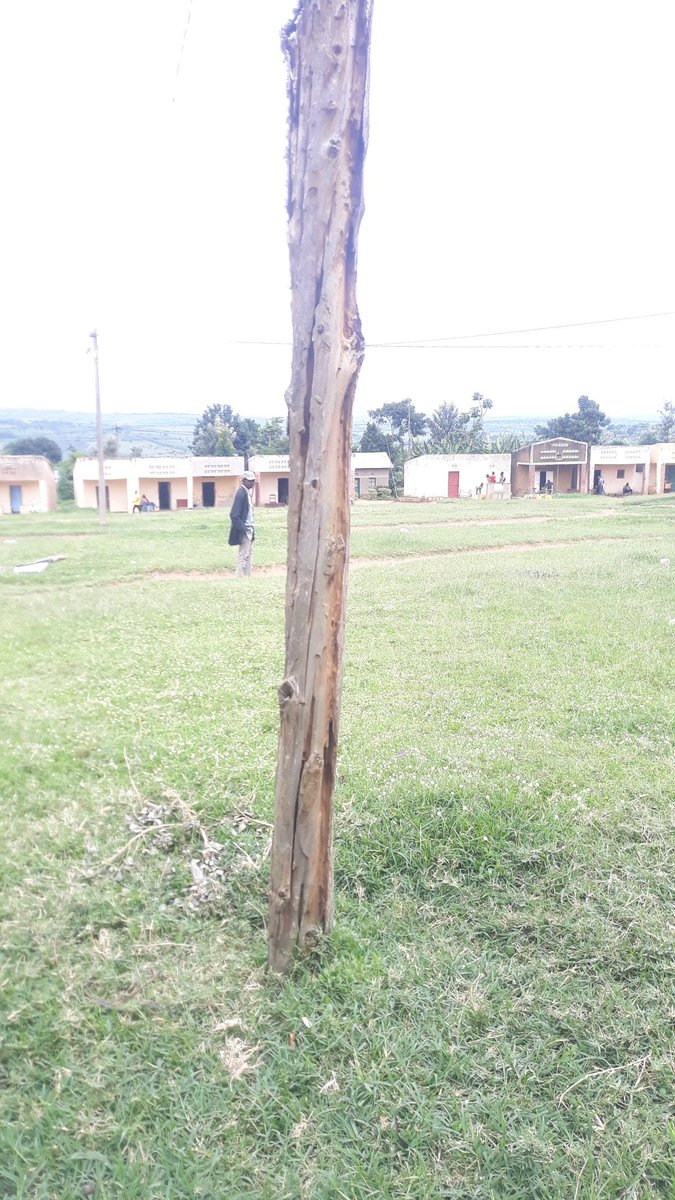 Elaste5's tweet photo. Mwaramutse @reg_rwanda 
Nkuko mubibona iyi poto amaze kwangirika
Mwagira icyo mukora kuko muminsi mike gishobora kugwa
MURAKOZE https://t.co/vHdQjo76z7