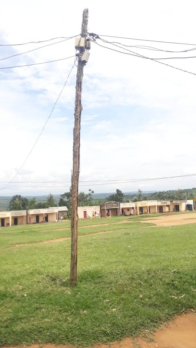 Elaste5's tweet photo. Mwaramutse @reg_rwanda 
Nkuko mubibona iyi poto amaze kwangirika
Mwagira icyo mukora kuko muminsi mike gishobora kugwa
MURAKOZE https://t.co/vHdQjo76z7