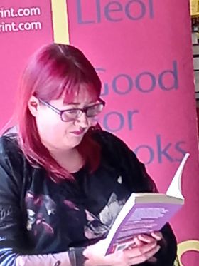CarregGwalch's tweet photo. Diolch i bawb ddaeth draw i @PalasPrint dydd sadwrn diwethaf ar gyfer lansiad mwy o helynt! @BeckyERoberts 
Gobeithio eich bod wedi mwynhau! 

Mae mwy o helynt ar gael nawr! Cliciwch yma: https://t.co/i7kKuYSA07
Heb ddarllen #helynt eto? Cliciwch yma: https://t.co/lfVDS52ja6 https://t.co/47qN65YZRE