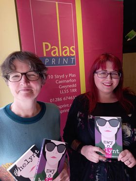 CarregGwalch's tweet photo. Diolch i bawb ddaeth draw i @PalasPrint dydd sadwrn diwethaf ar gyfer lansiad mwy o helynt! @BeckyERoberts 
Gobeithio eich bod wedi mwynhau! 

Mae mwy o helynt ar gael nawr! Cliciwch yma: https://t.co/i7kKuYSA07
Heb ddarllen #helynt eto? Cliciwch yma: https://t.co/lfVDS52ja6 https://t.co/47qN65YZRE