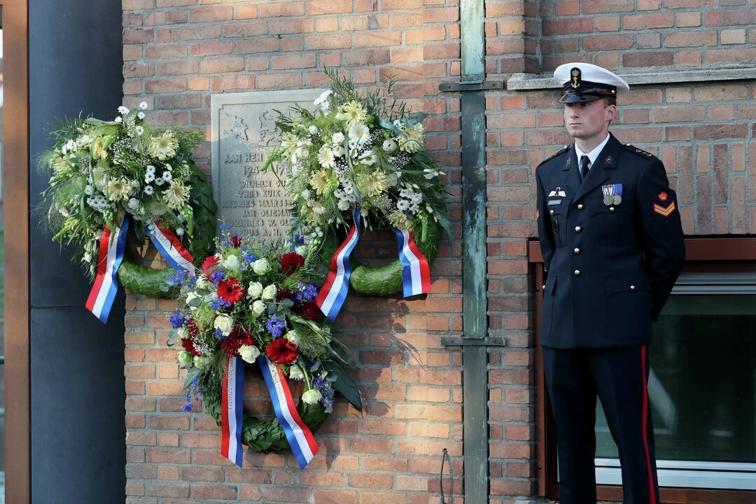 VisitAalsmeer's tweet photo. Natuurlijk is er op 4 mei #Dodenherdenking in Aalsmeer. 🌹🌹 Ben jij vanavond ook 2 minuten stil? De herdenking is bij het Raadhuis. 🇳🇱🔔 

📸 @KicksFotos https://t.co/JKHqGNg9qG